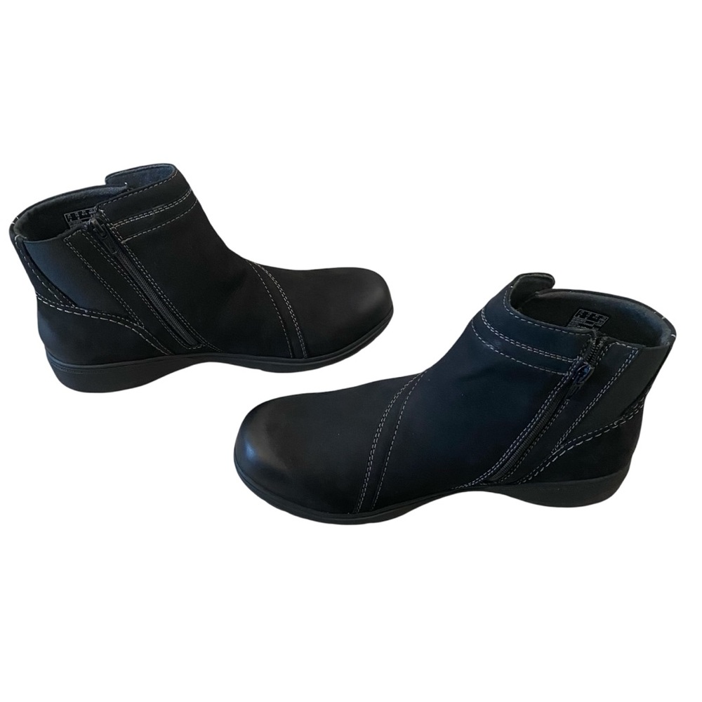 New with box Clark’s  Carleigh style  leahter upper boots women’s size 10
